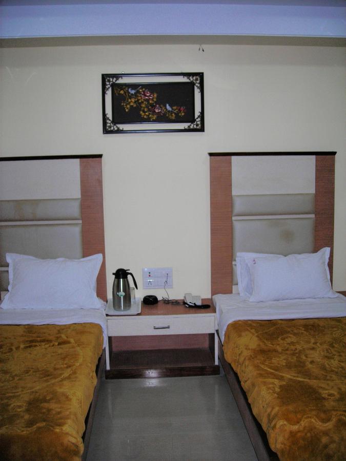 Hotel Dolphin Rāipur Zewnętrze zdjęcie