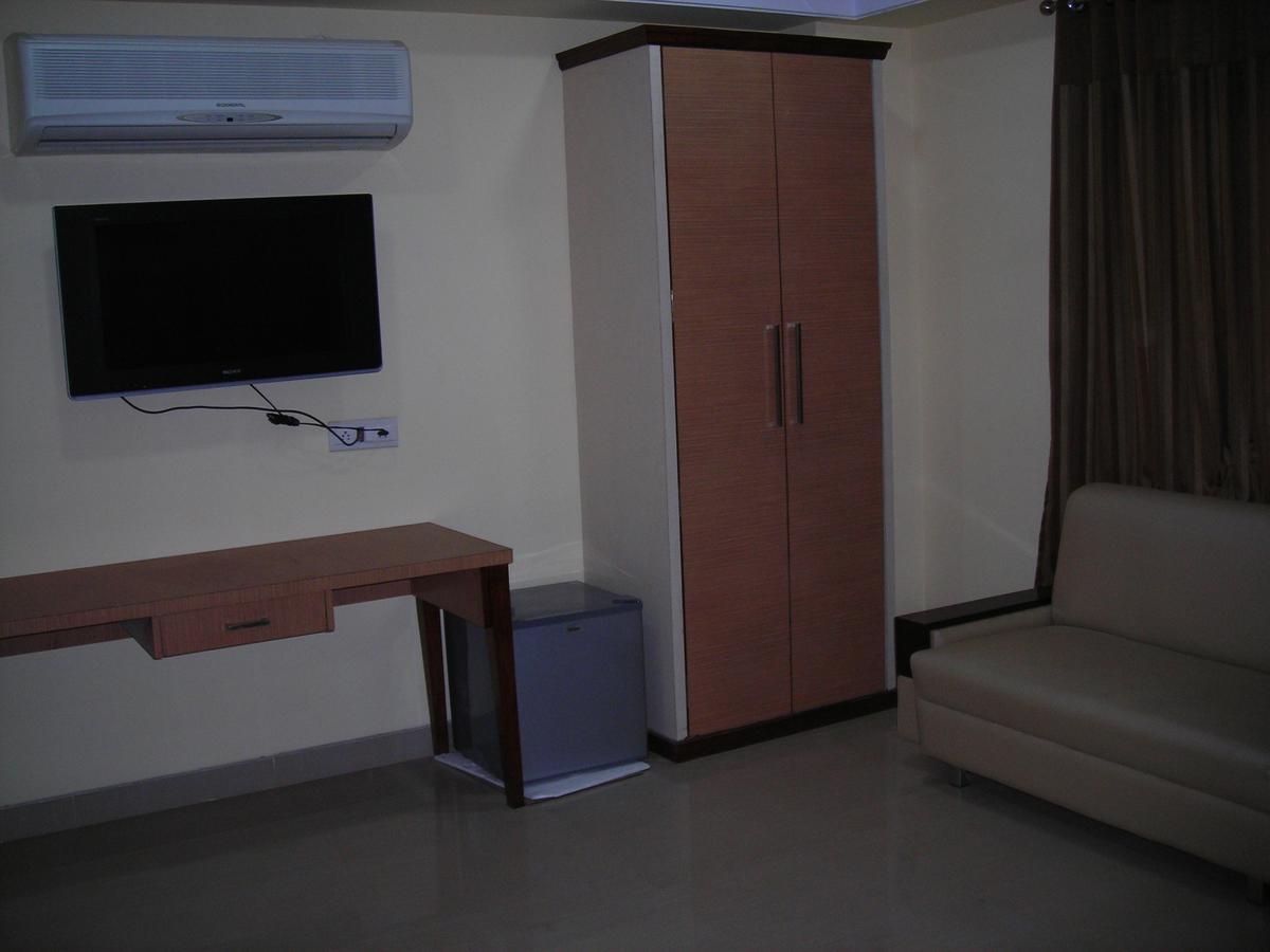 Hotel Dolphin Rāipur Zewnętrze zdjęcie