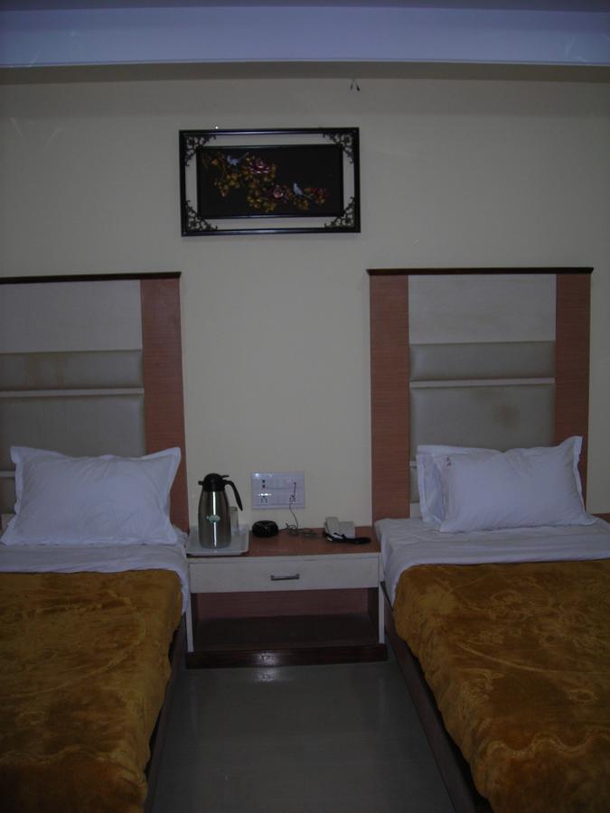 Hotel Dolphin Rāipur Zewnętrze zdjęcie